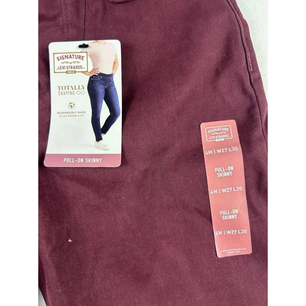 Signature Levi Strauss Gold Totally Shaping Pull-On Skinny Burgundy Jeans 4M W27
